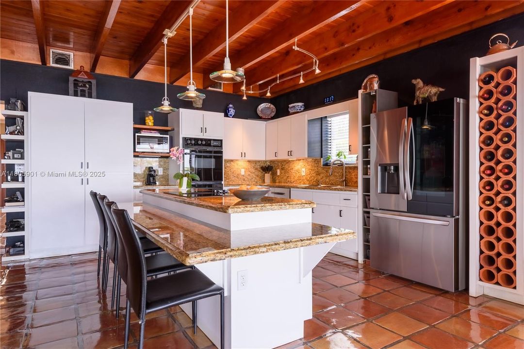 Vendido Recientemente: $1,950,000 (4 camas, 3 baños, 2744 Pies cuadrados)