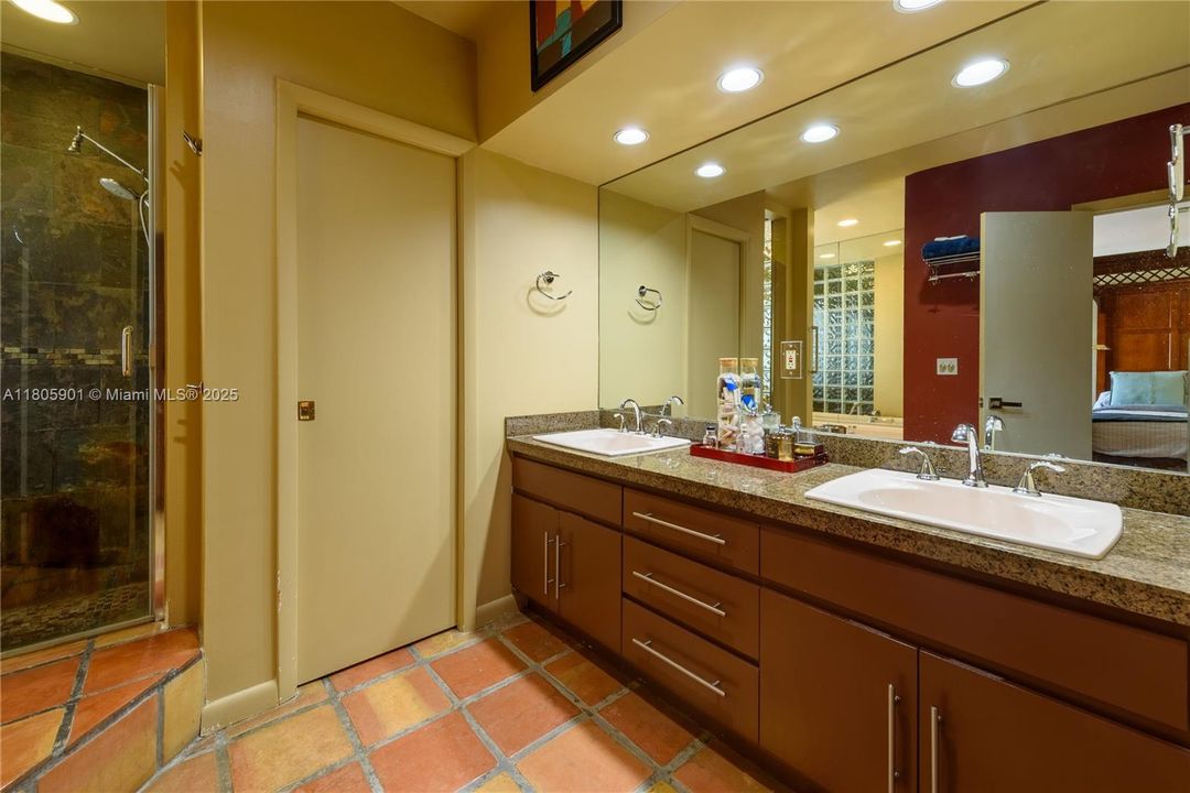 Vendido Recientemente: $1,950,000 (4 camas, 3 baños, 2744 Pies cuadrados)