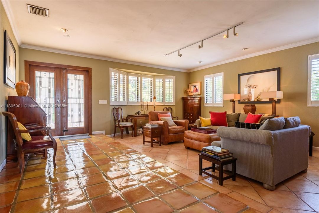 Vendido Recientemente: $1,950,000 (4 camas, 3 baños, 2744 Pies cuadrados)