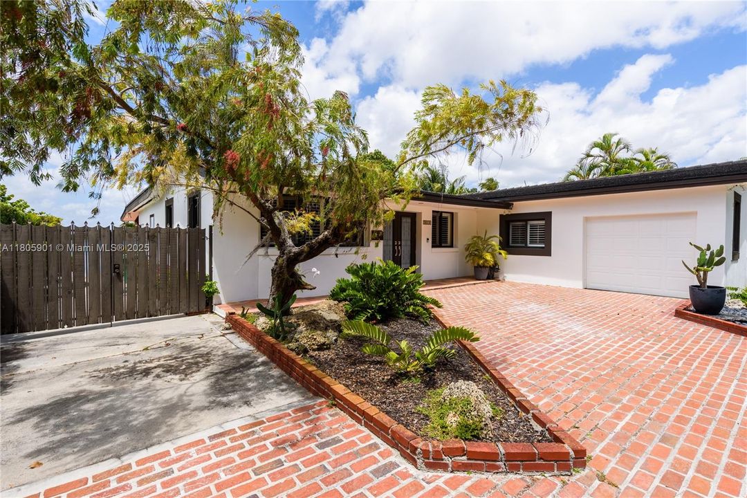 Vendido Recientemente: $1,950,000 (4 camas, 3 baños, 2744 Pies cuadrados)