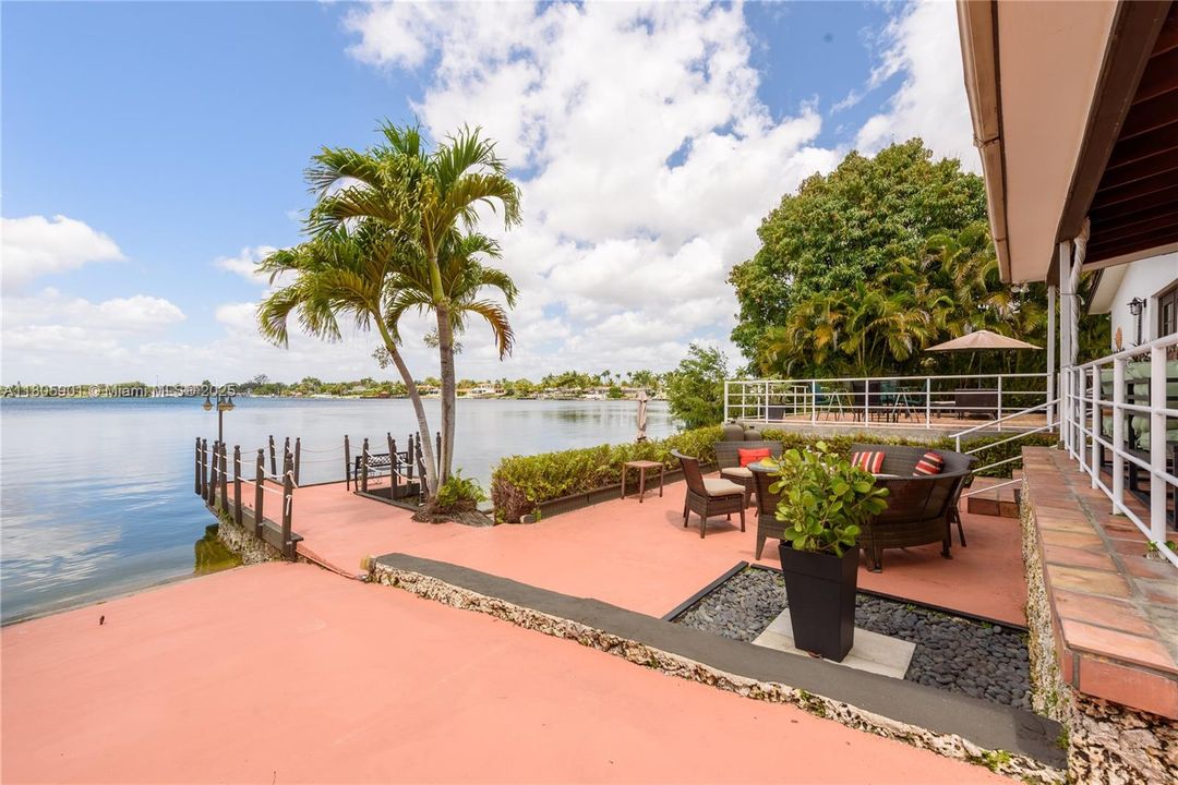 Vendido Recientemente: $1,950,000 (4 camas, 3 baños, 2744 Pies cuadrados)