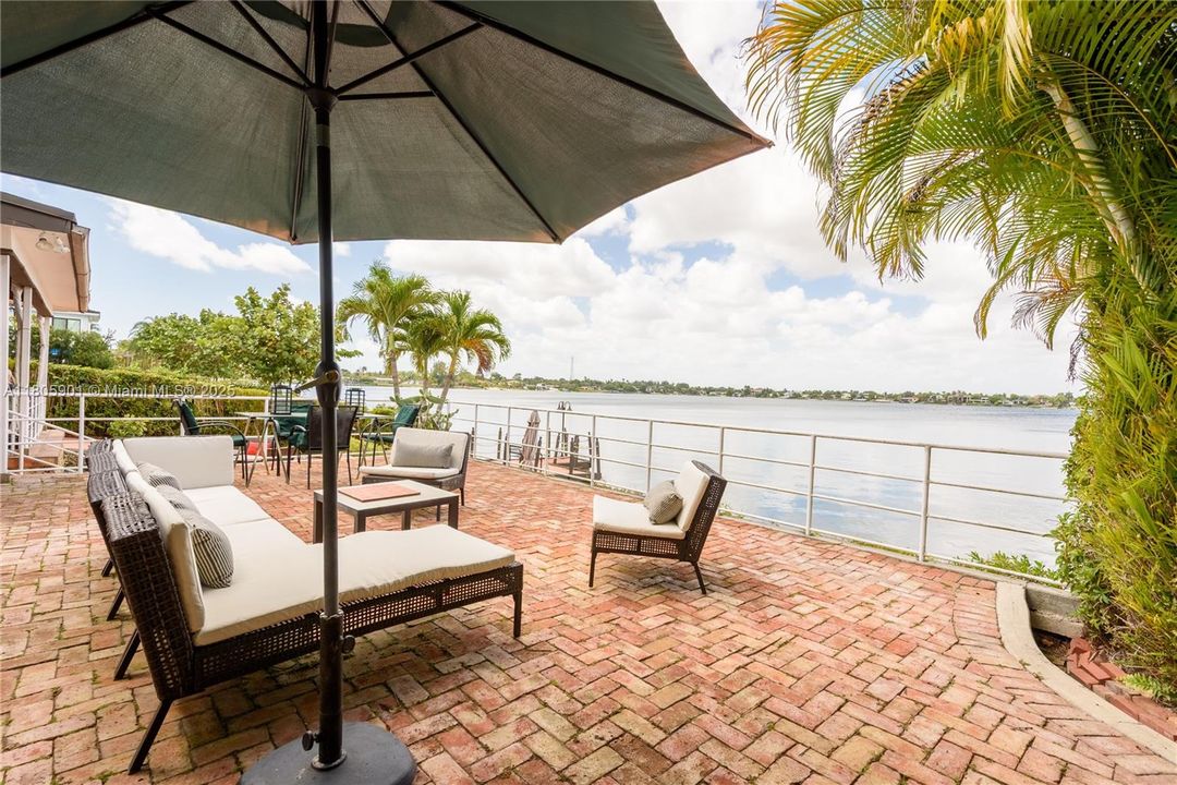 Vendido Recientemente: $1,950,000 (4 camas, 3 baños, 2744 Pies cuadrados)