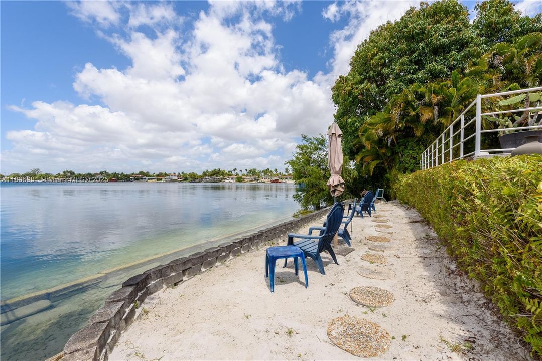 Vendido Recientemente: $1,950,000 (4 camas, 3 baños, 2744 Pies cuadrados)