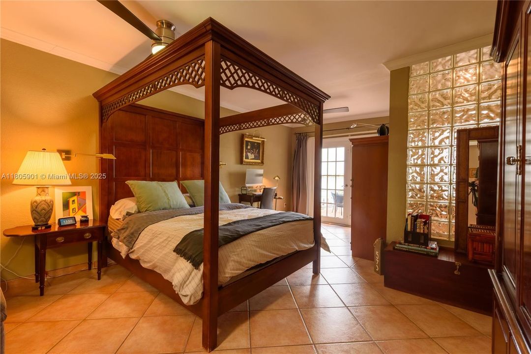 Vendido Recientemente: $1,950,000 (4 camas, 3 baños, 2744 Pies cuadrados)