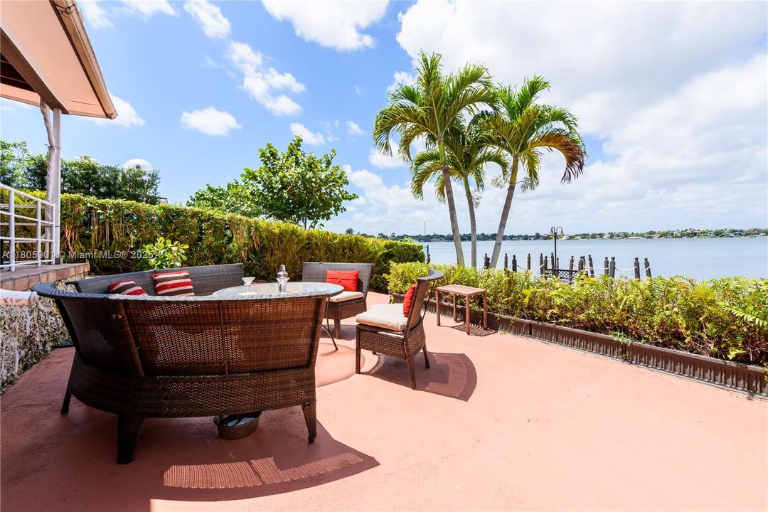 Vendido Recientemente: $1,950,000 (4 camas, 3 baños, 2744 Pies cuadrados)