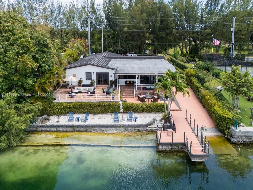 Vendido Recientemente: $1,950,000 (4 camas, 3 baños, 2744 Pies cuadrados)