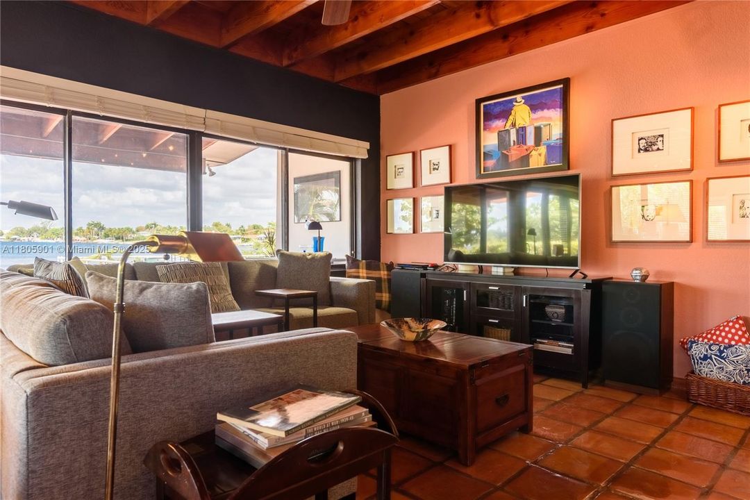 Vendido Recientemente: $1,950,000 (4 camas, 3 baños, 2744 Pies cuadrados)