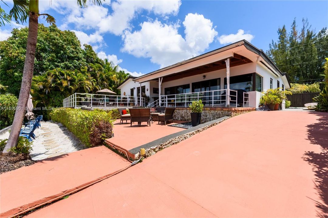 Vendido Recientemente: $1,950,000 (4 camas, 3 baños, 2744 Pies cuadrados)