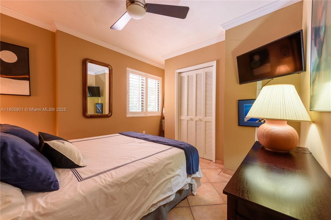 Vendido Recientemente: $1,950,000 (4 camas, 3 baños, 2744 Pies cuadrados)