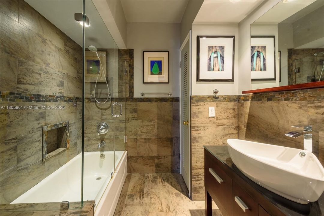 Vendido Recientemente: $1,950,000 (4 camas, 3 baños, 2744 Pies cuadrados)