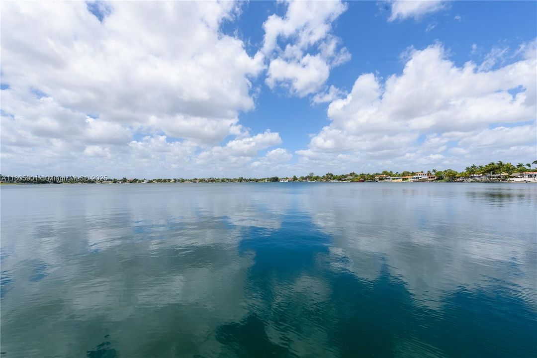 Vendido Recientemente: $1,950,000 (4 camas, 3 baños, 2744 Pies cuadrados)