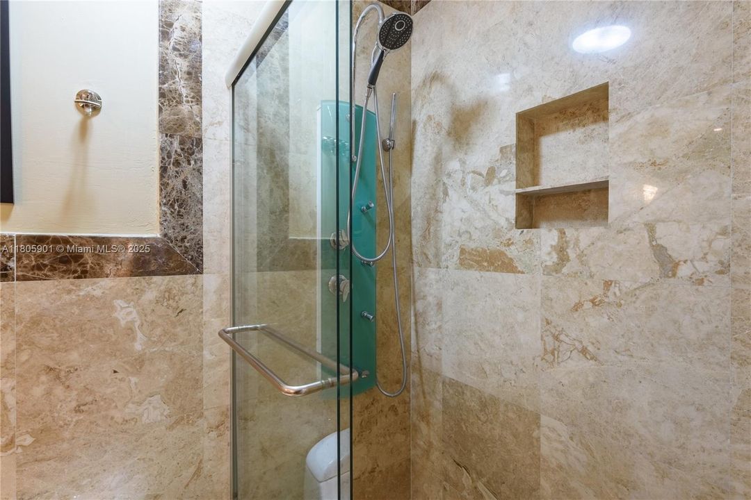 Vendido Recientemente: $1,950,000 (4 camas, 3 baños, 2744 Pies cuadrados)