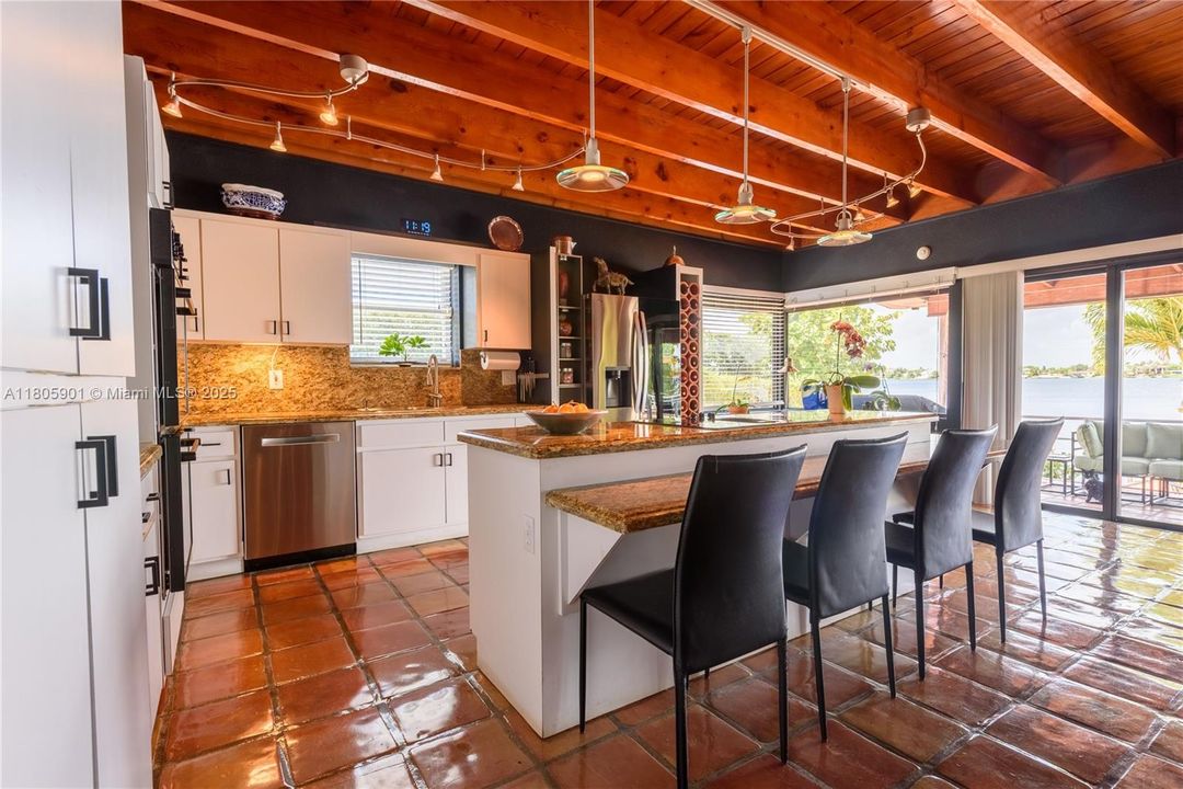 Vendido Recientemente: $1,950,000 (4 camas, 3 baños, 2744 Pies cuadrados)