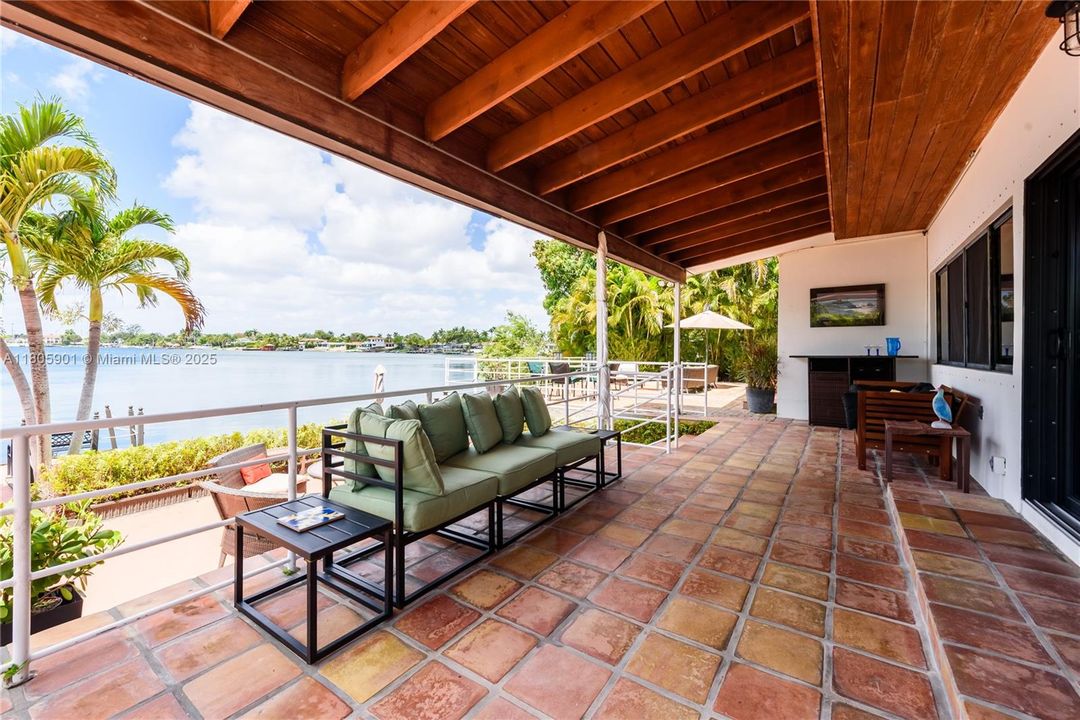 Vendido Recientemente: $1,950,000 (4 camas, 3 baños, 2744 Pies cuadrados)