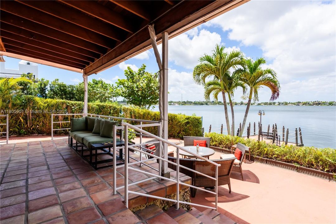 Vendido Recientemente: $1,950,000 (4 camas, 3 baños, 2744 Pies cuadrados)