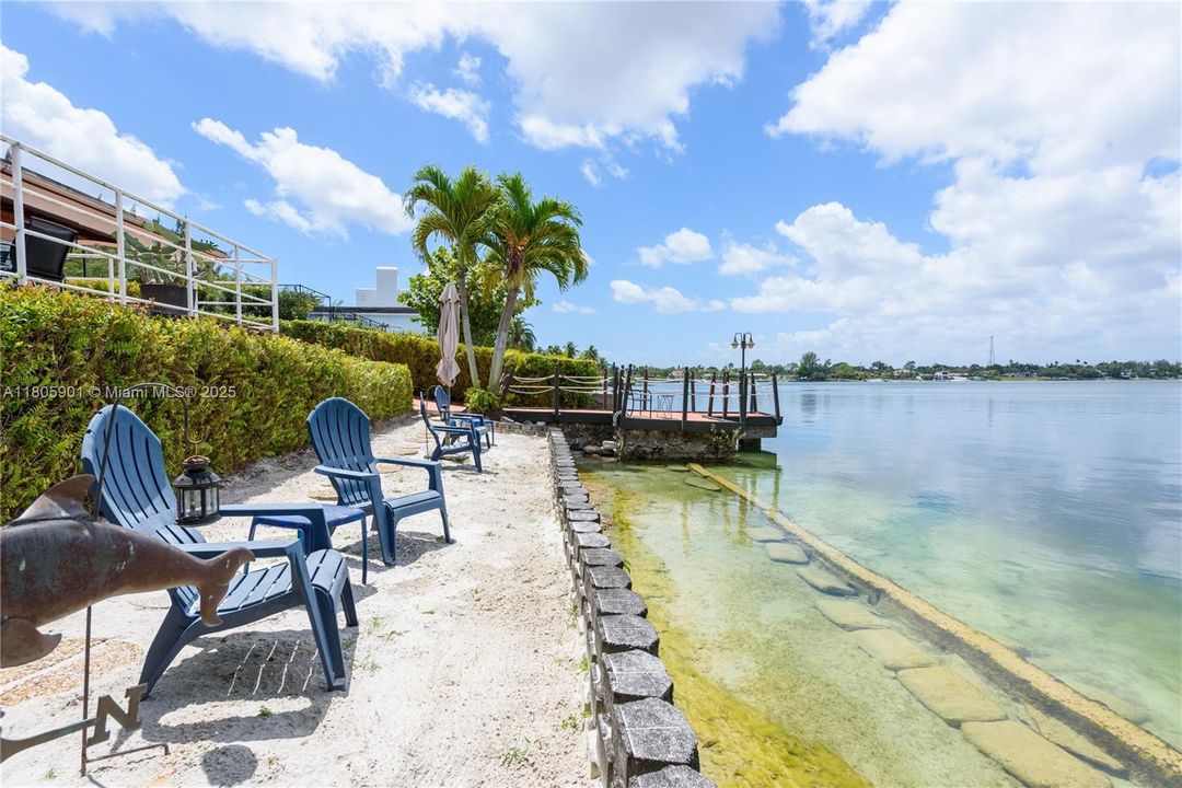 Vendido Recientemente: $1,950,000 (4 camas, 3 baños, 2744 Pies cuadrados)