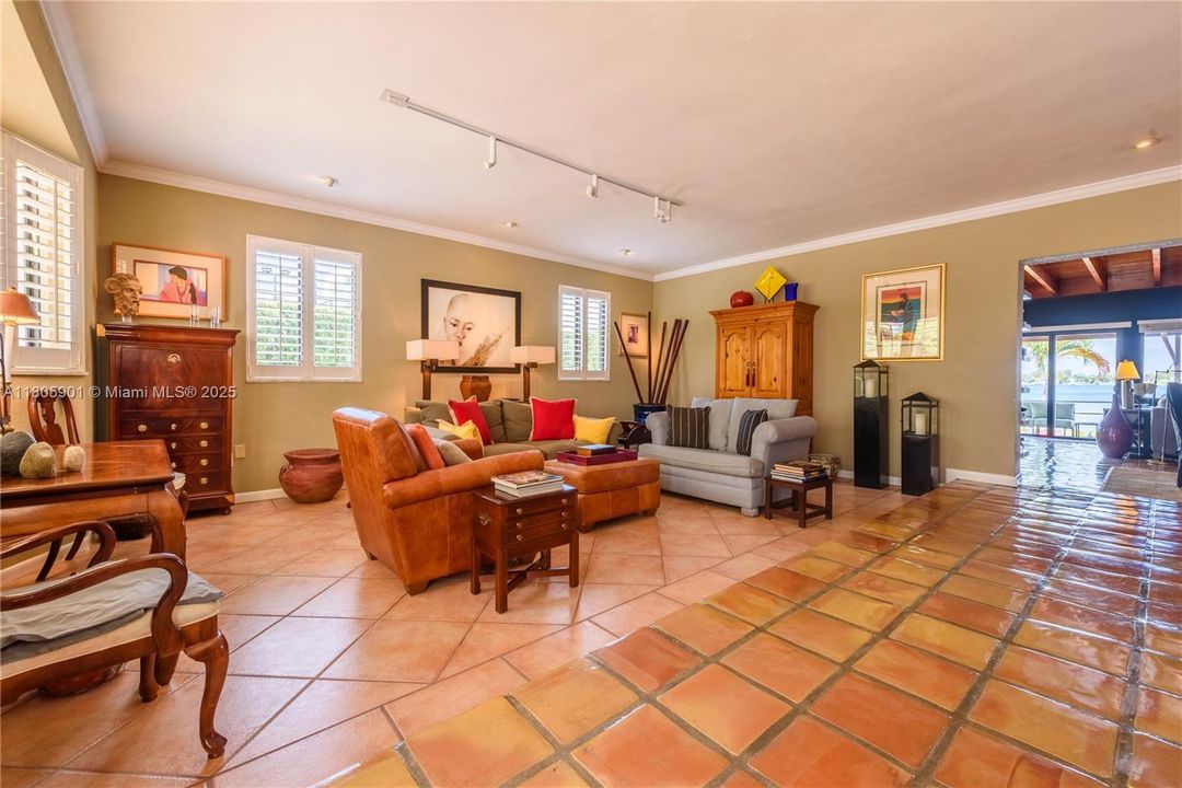 Vendido Recientemente: $1,950,000 (4 camas, 3 baños, 2744 Pies cuadrados)