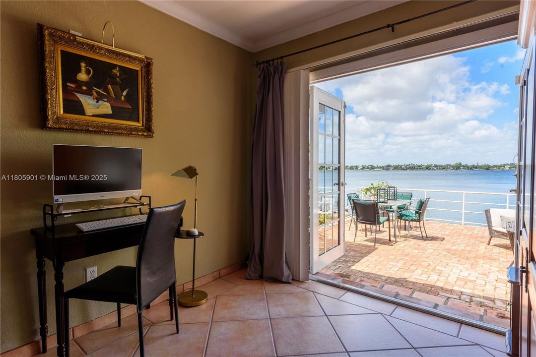 Vendido Recientemente: $1,950,000 (4 camas, 3 baños, 2744 Pies cuadrados)