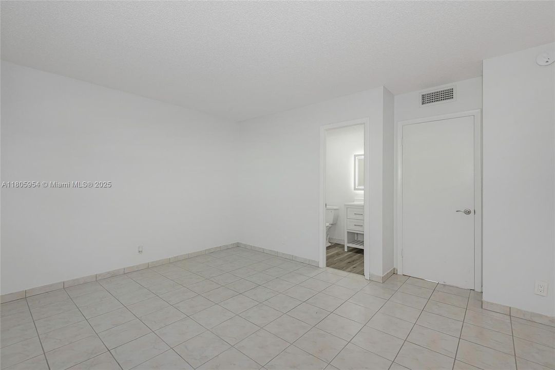 For Sale: $119,900 (2 beds, 2 baths, 944 Square Feet)