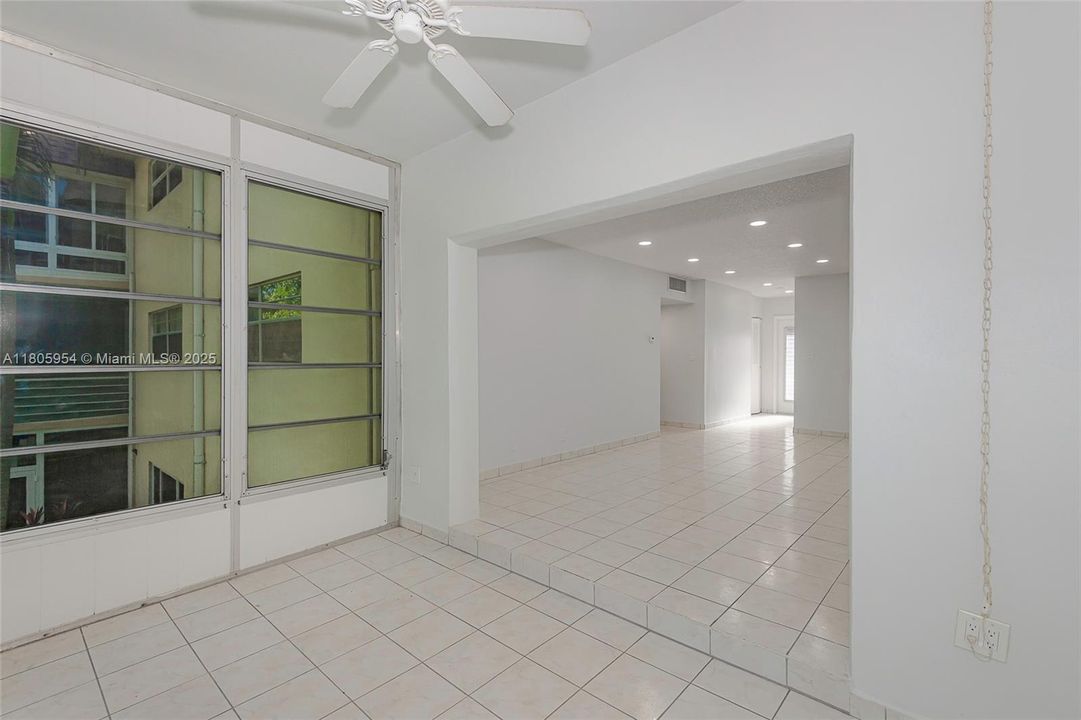 For Sale: $119,900 (2 beds, 2 baths, 944 Square Feet)