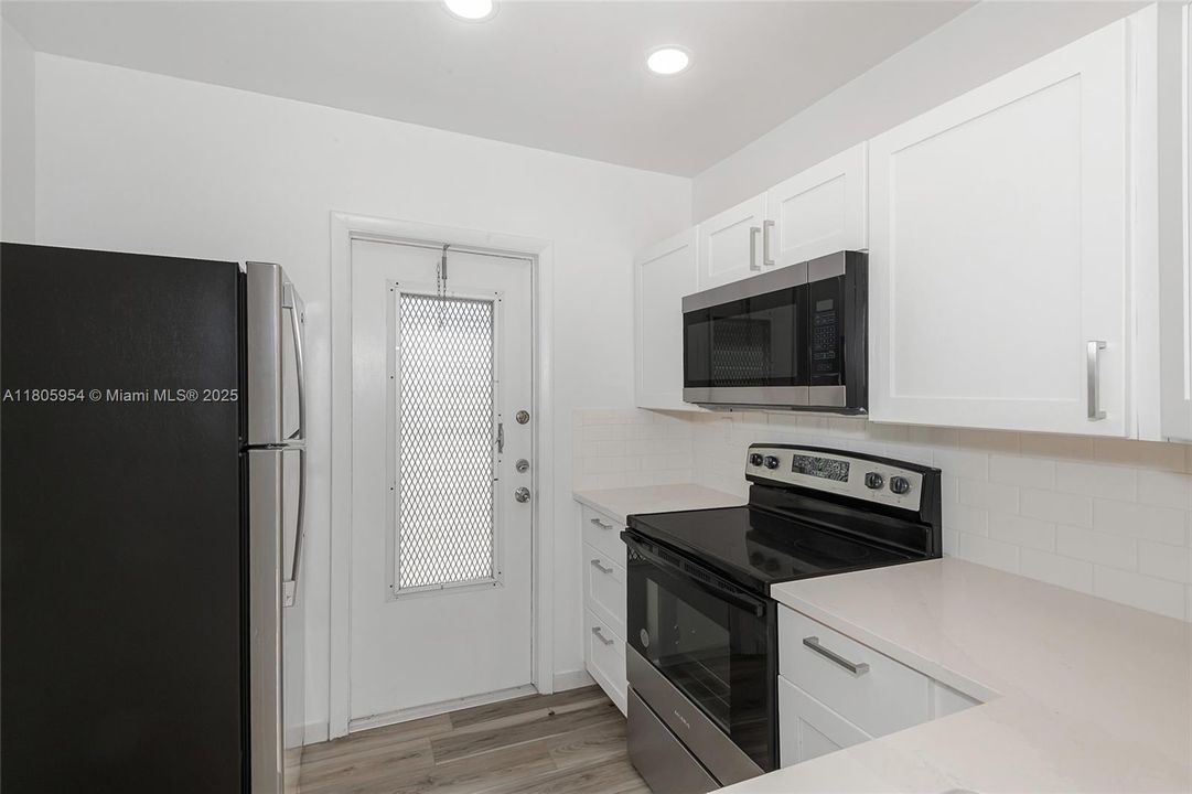For Sale: $119,900 (2 beds, 2 baths, 944 Square Feet)