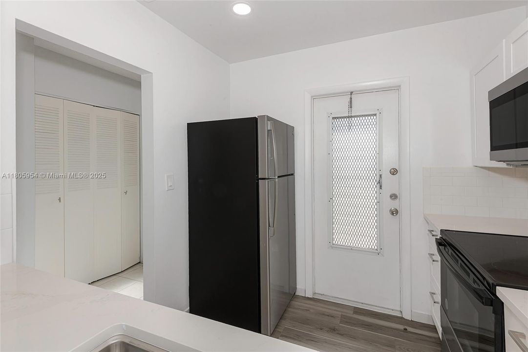 For Sale: $119,900 (2 beds, 2 baths, 944 Square Feet)