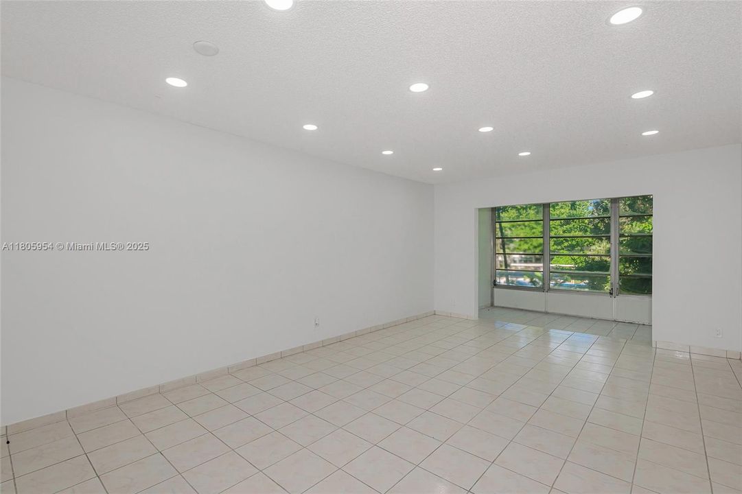 For Sale: $119,900 (2 beds, 2 baths, 944 Square Feet)