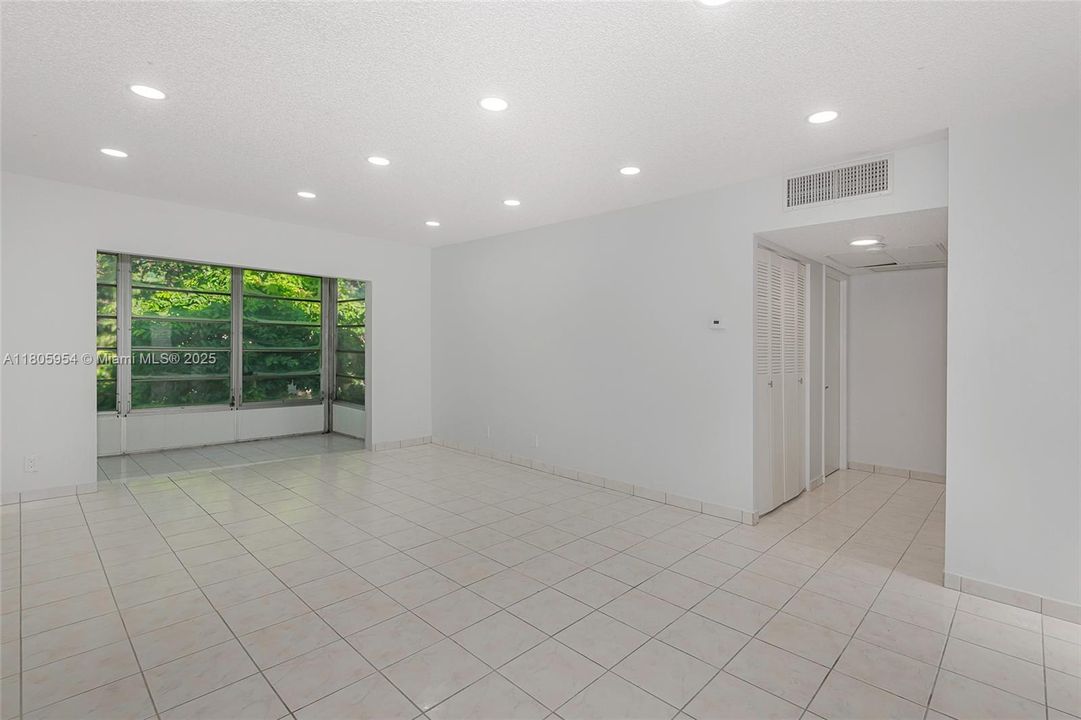 For Sale: $119,900 (2 beds, 2 baths, 944 Square Feet)