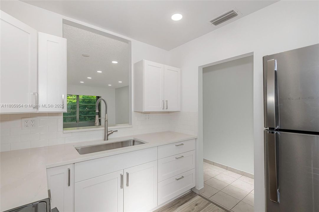 For Sale: $119,900 (2 beds, 2 baths, 944 Square Feet)