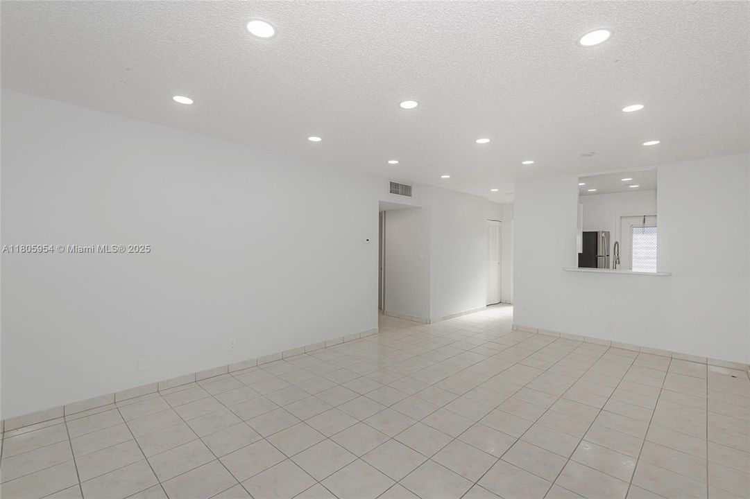 For Sale: $119,900 (2 beds, 2 baths, 944 Square Feet)