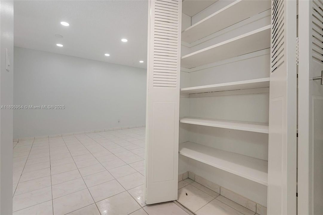 For Sale: $119,900 (2 beds, 2 baths, 944 Square Feet)