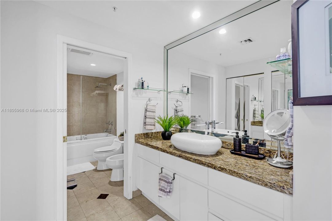 For Sale: $850,000 (1 beds, 1 baths, 1087 Square Feet)