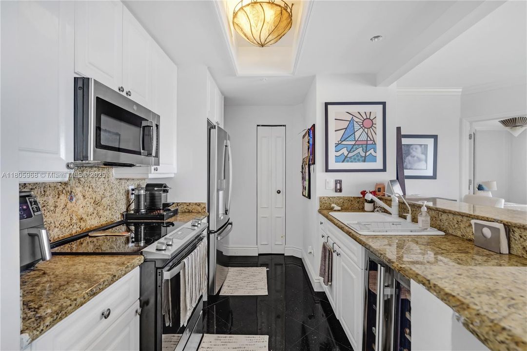 For Sale: $850,000 (1 beds, 1 baths, 1087 Square Feet)