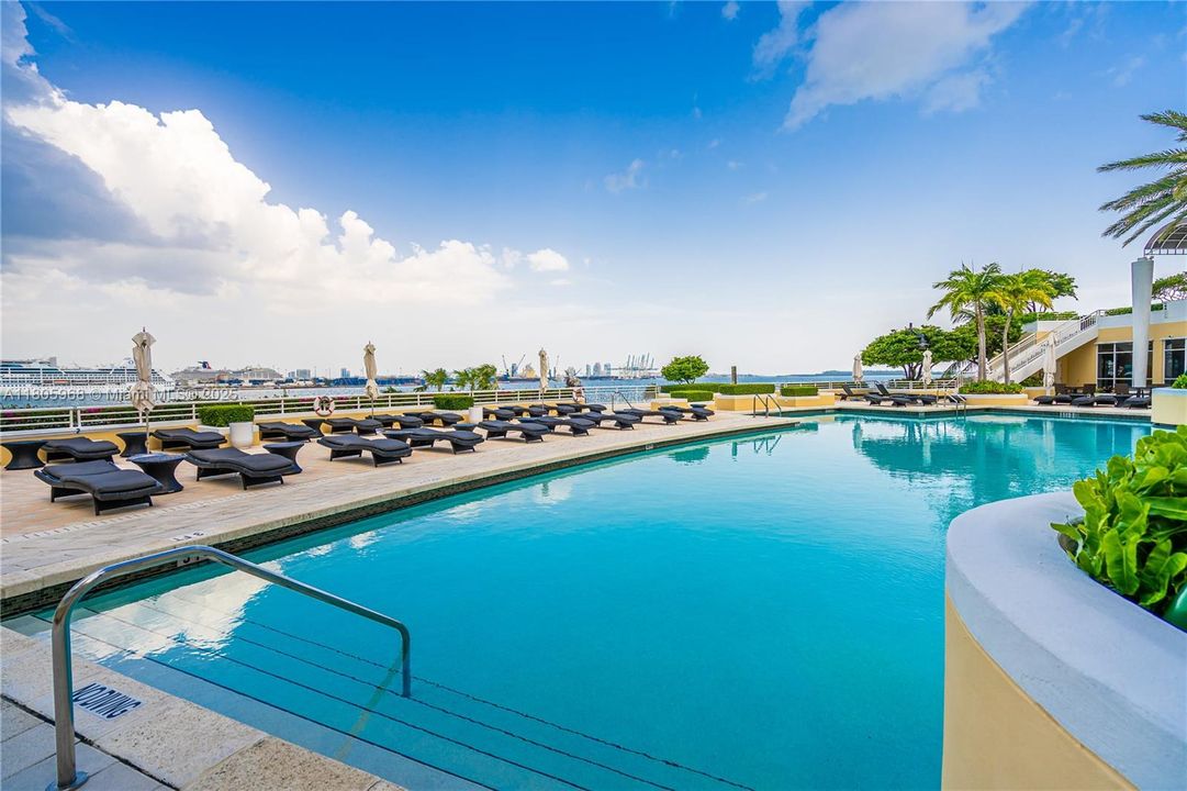 For Sale: $850,000 (1 beds, 1 baths, 1087 Square Feet)