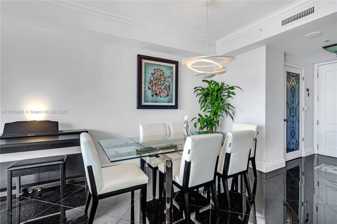 For Sale: $850,000 (1 beds, 1 baths, 1087 Square Feet)