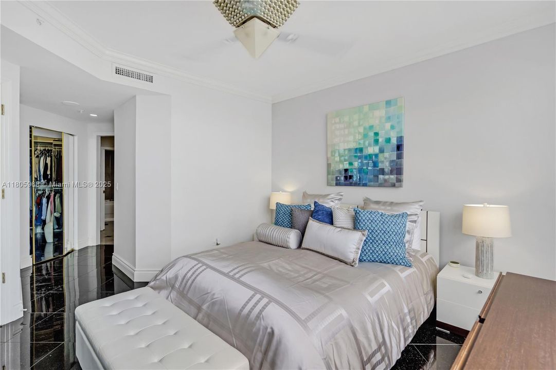 For Sale: $850,000 (1 beds, 1 baths, 1087 Square Feet)