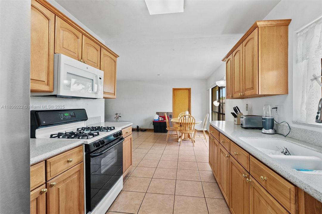 Vendido Recientemente: $699,000 (3 camas, 2 baños, 1953 Pies cuadrados)