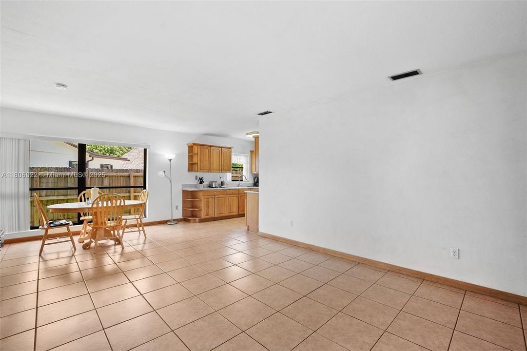 Vendido Recientemente: $699,000 (3 camas, 2 baños, 1953 Pies cuadrados)