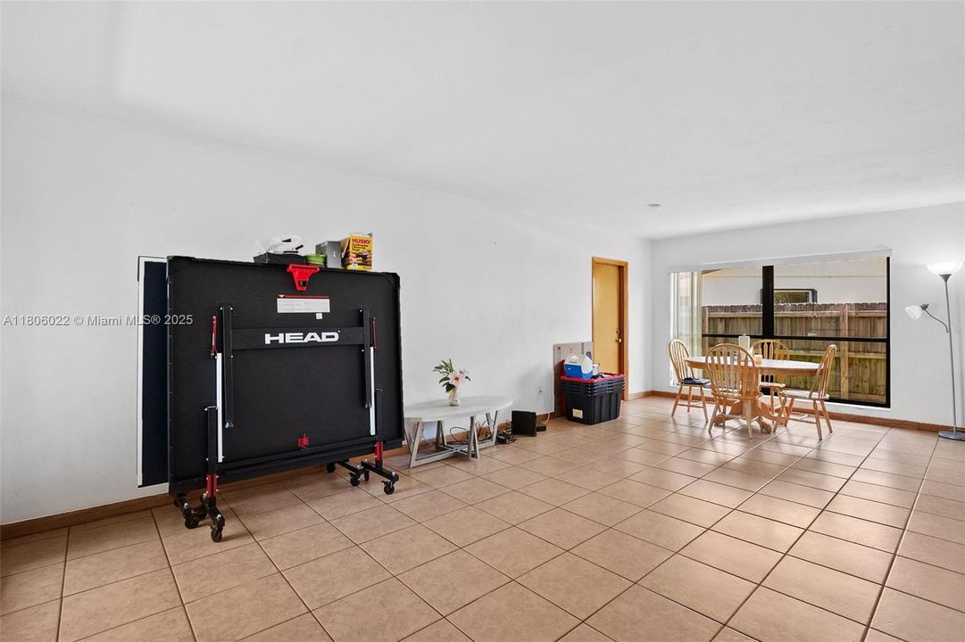 Vendido Recientemente: $699,000 (3 camas, 2 baños, 1953 Pies cuadrados)