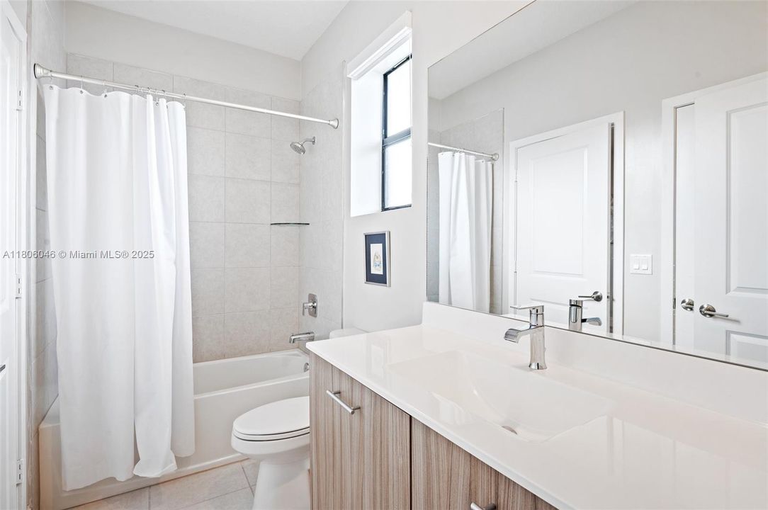 合同活跃: $5,900 (5 贝兹, 4 浴室, 3381 平方英尺)