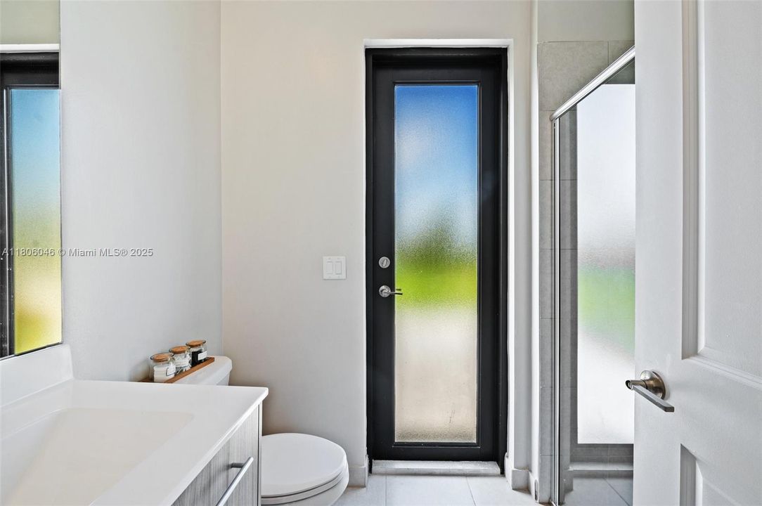 合同活跃: $5,900 (5 贝兹, 4 浴室, 3381 平方英尺)