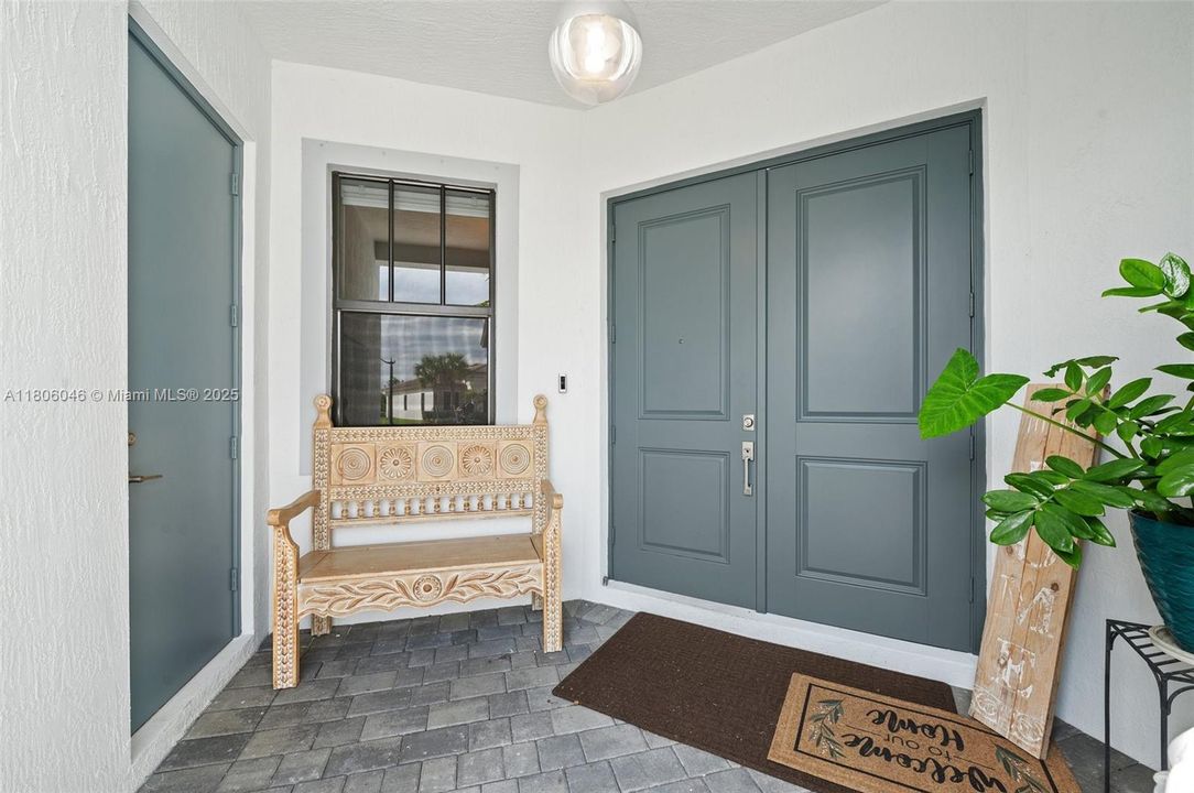 合同活跃: $5,900 (5 贝兹, 4 浴室, 3381 平方英尺)