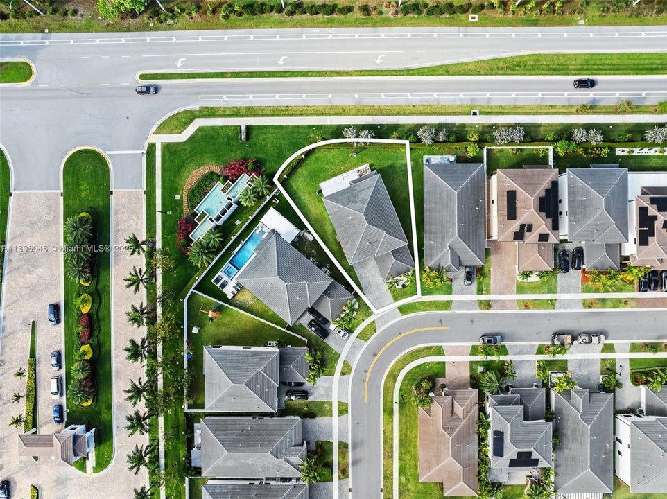 合同活跃: $5,900 (5 贝兹, 4 浴室, 3381 平方英尺)