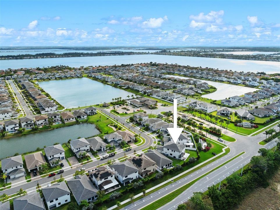 合同活跃: $5,900 (5 贝兹, 4 浴室, 3381 平方英尺)