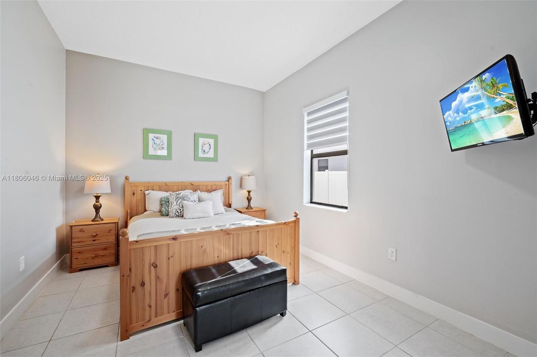 合同活跃: $5,900 (5 贝兹, 4 浴室, 3381 平方英尺)