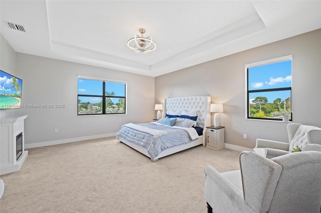 合同活跃: $5,900 (5 贝兹, 4 浴室, 3381 平方英尺)