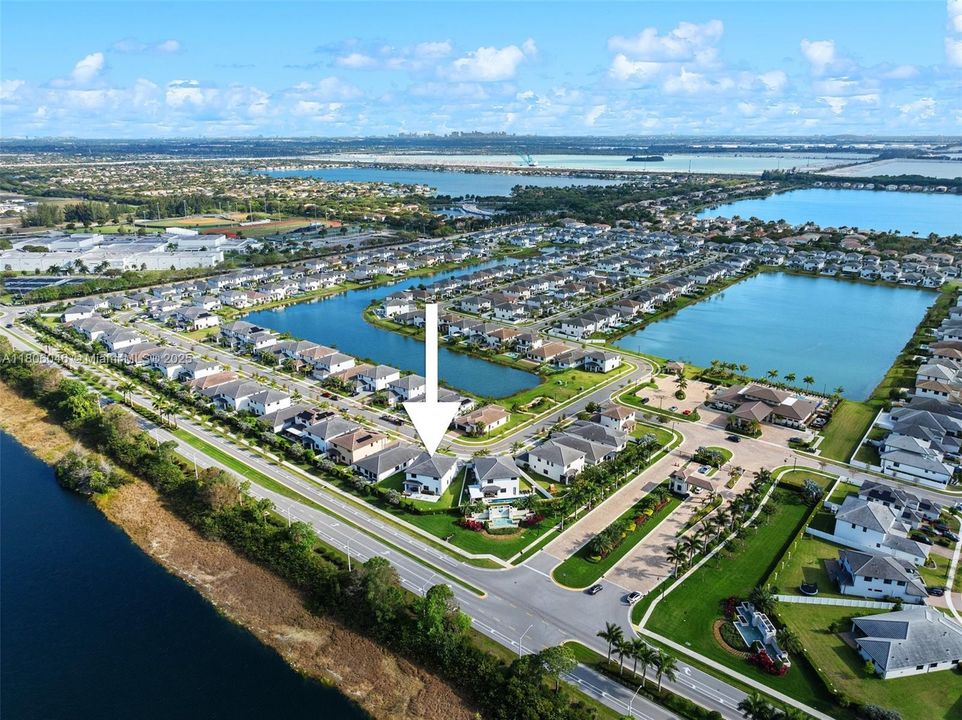 合同活跃: $5,900 (5 贝兹, 4 浴室, 3381 平方英尺)