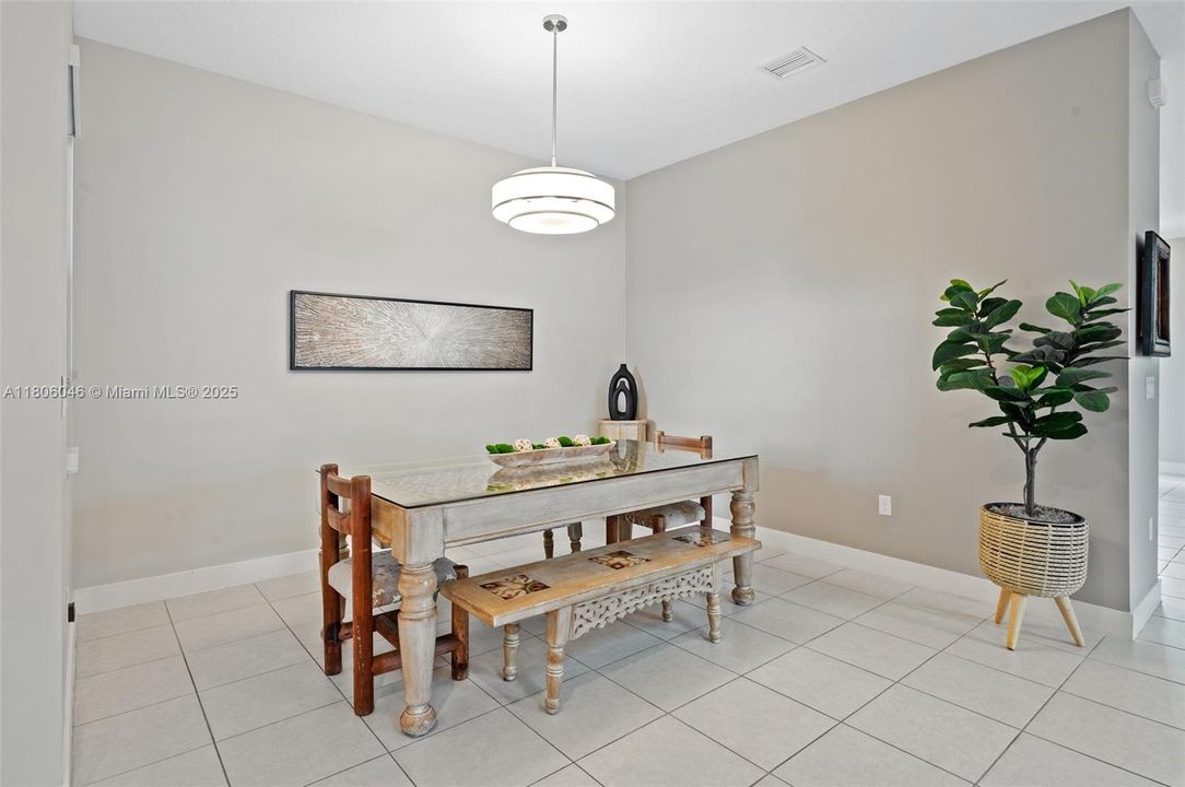 合同活跃: $5,900 (5 贝兹, 4 浴室, 3381 平方英尺)