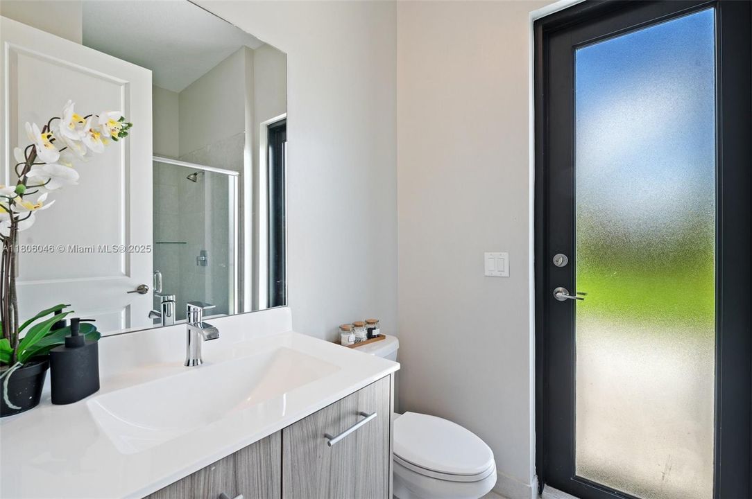 合同活跃: $5,900 (5 贝兹, 4 浴室, 3381 平方英尺)