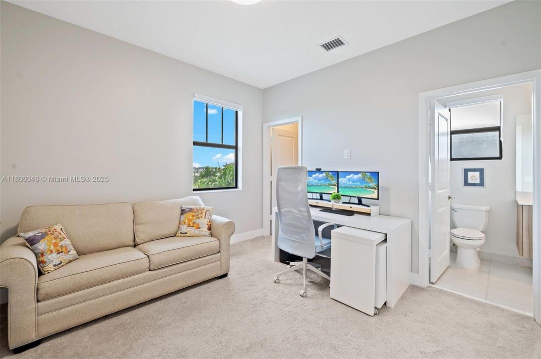 合同活跃: $5,900 (5 贝兹, 4 浴室, 3381 平方英尺)